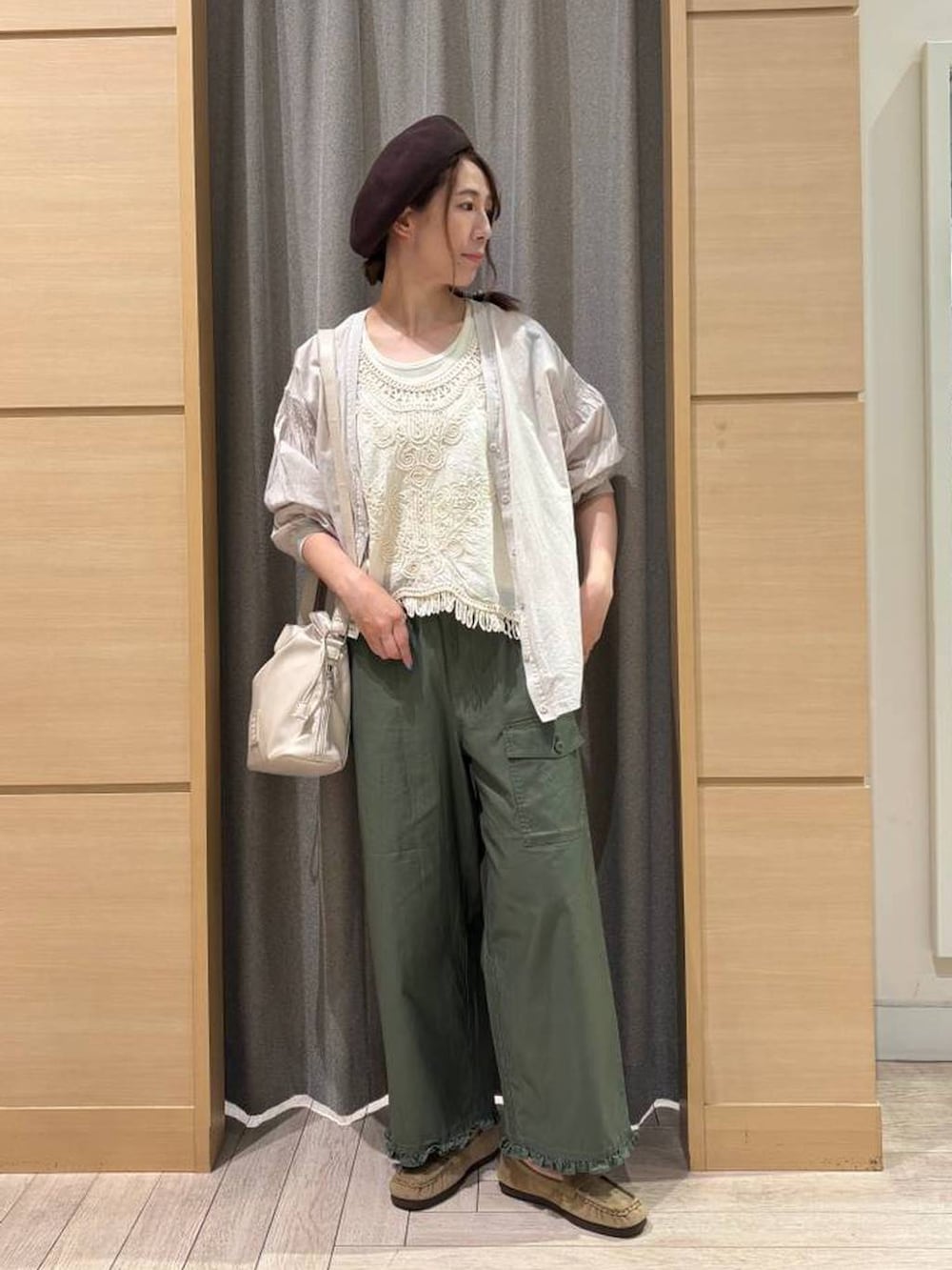 グリーン系のその他パンツ、グレー系のシャツ/ブラウス、ベージュ系のシャツ/ブラウスを着用したレディースの秋コーディネートの3枚目の写真