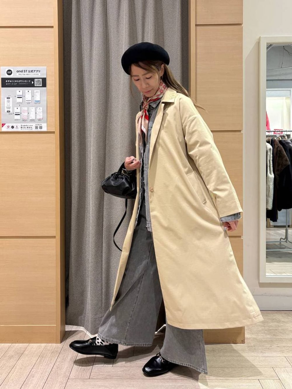 グレー系のデニムパンツ、グレー系のシャツ/ブラウス、ブラック系のショルダーバッグを着用したレディースの春コーディネートの3枚目の写真