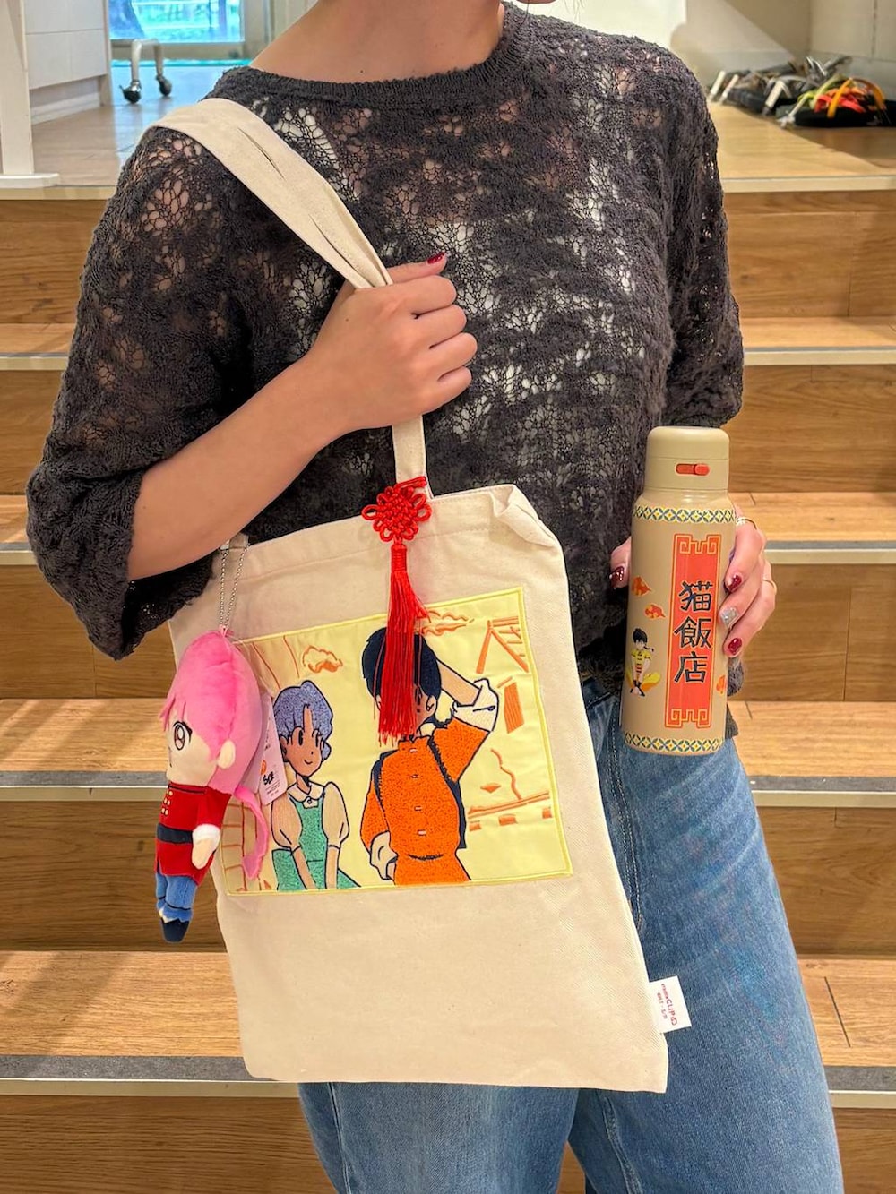 その他のニット/セーター、その他のトートバッグ、ブルー系のデニムパンツを着用したレディースの秋コーディネートの2枚目の写真