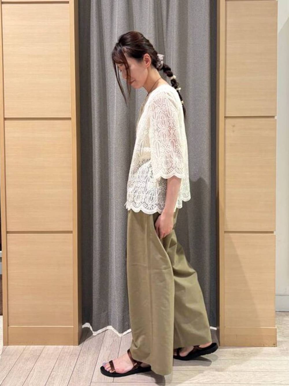 ブラウン系のサンダル、ホワイト系のタンクトップ、ベージュ系のその他パンツを着用したレディースの夏コーディネートの2枚目の写真