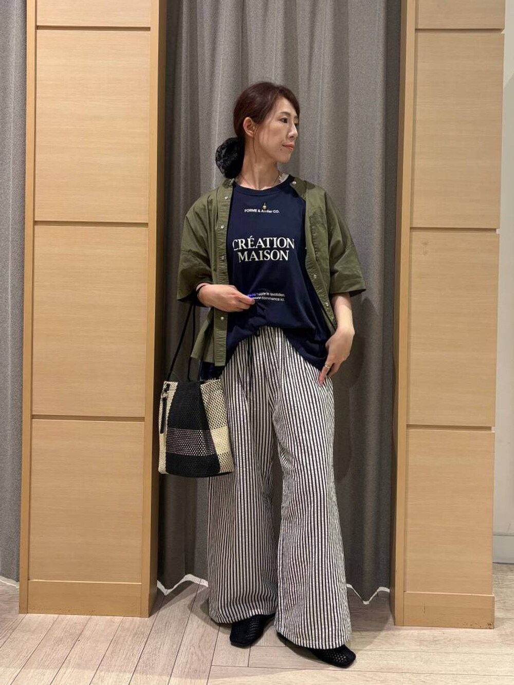 ブルー系のTシャツ/カットソー、ブラウン系のトートバッグ、その他のその他パンツを着用したレディースの夏コーディネートの3枚目の写真