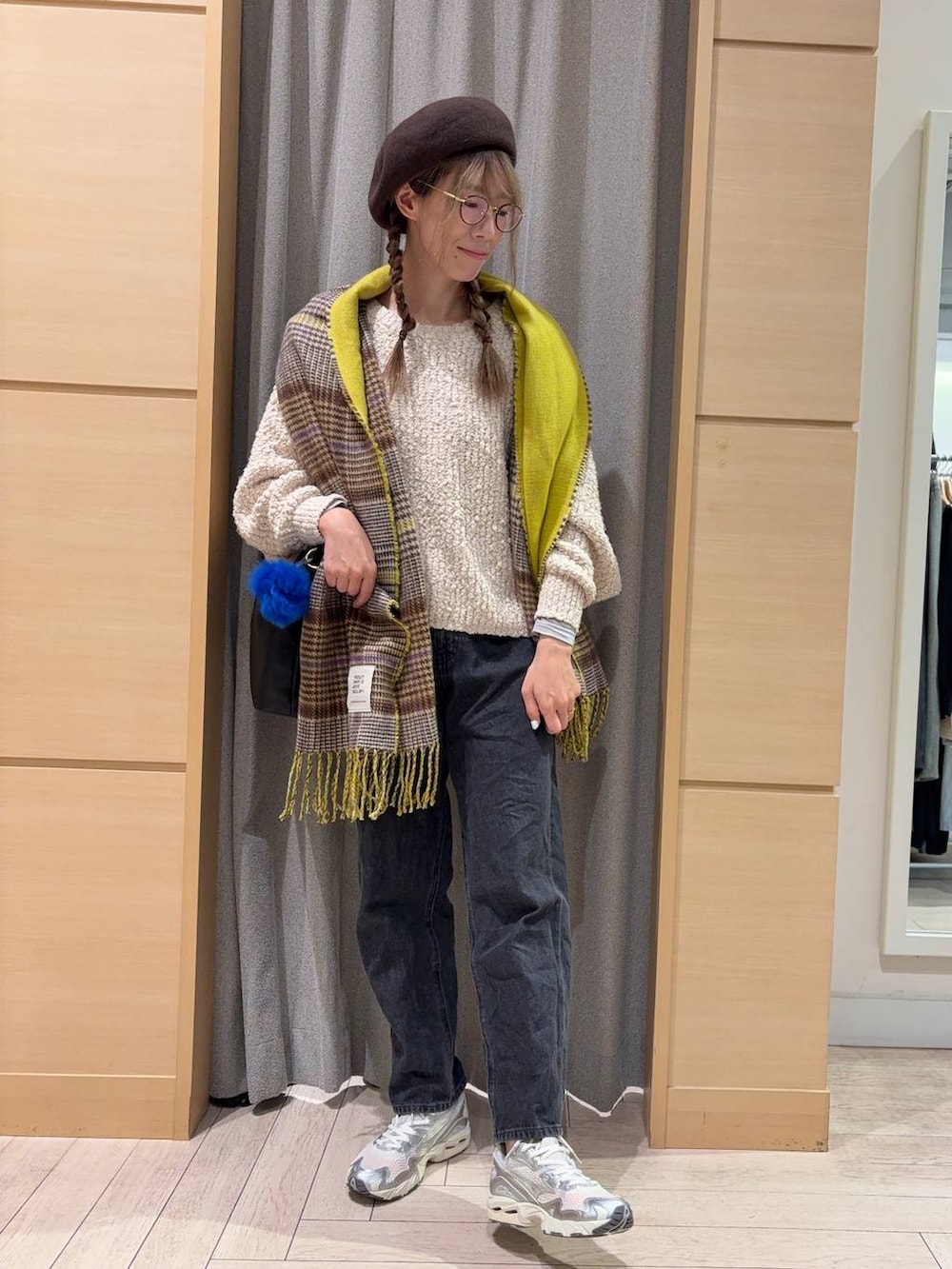 ブラック系のデニムパンツ、ホワイト系のスニーカー、グレー系のTシャツ/カットソーを着用したレディースの秋コーディネートの2枚目の写真