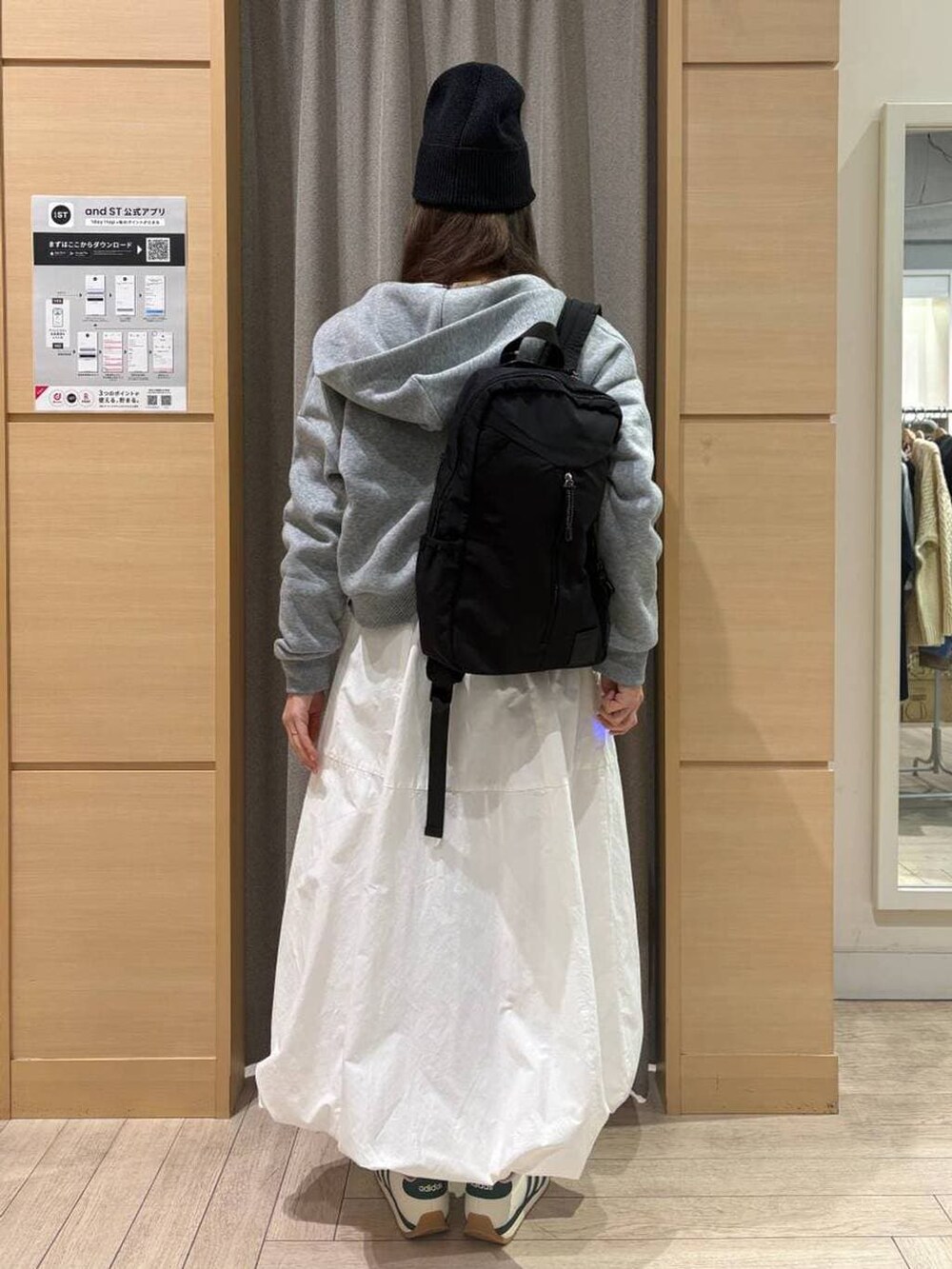 ホワイト系のスニーカー、ブラック系のバックパック/リュック、その他のTシャツ/カットソーを着用したレディースの冬コーディネートの3枚目の写真