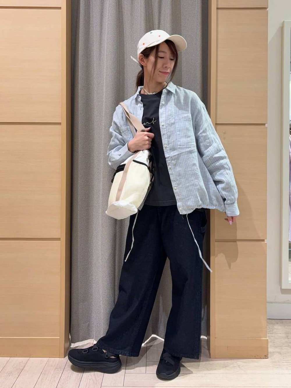 その他のシャツ/ブラウス、ブルー系のその他パンツ、ブラック系のスニーカーを着用したレディースの夏コーディネートの2枚目の写真