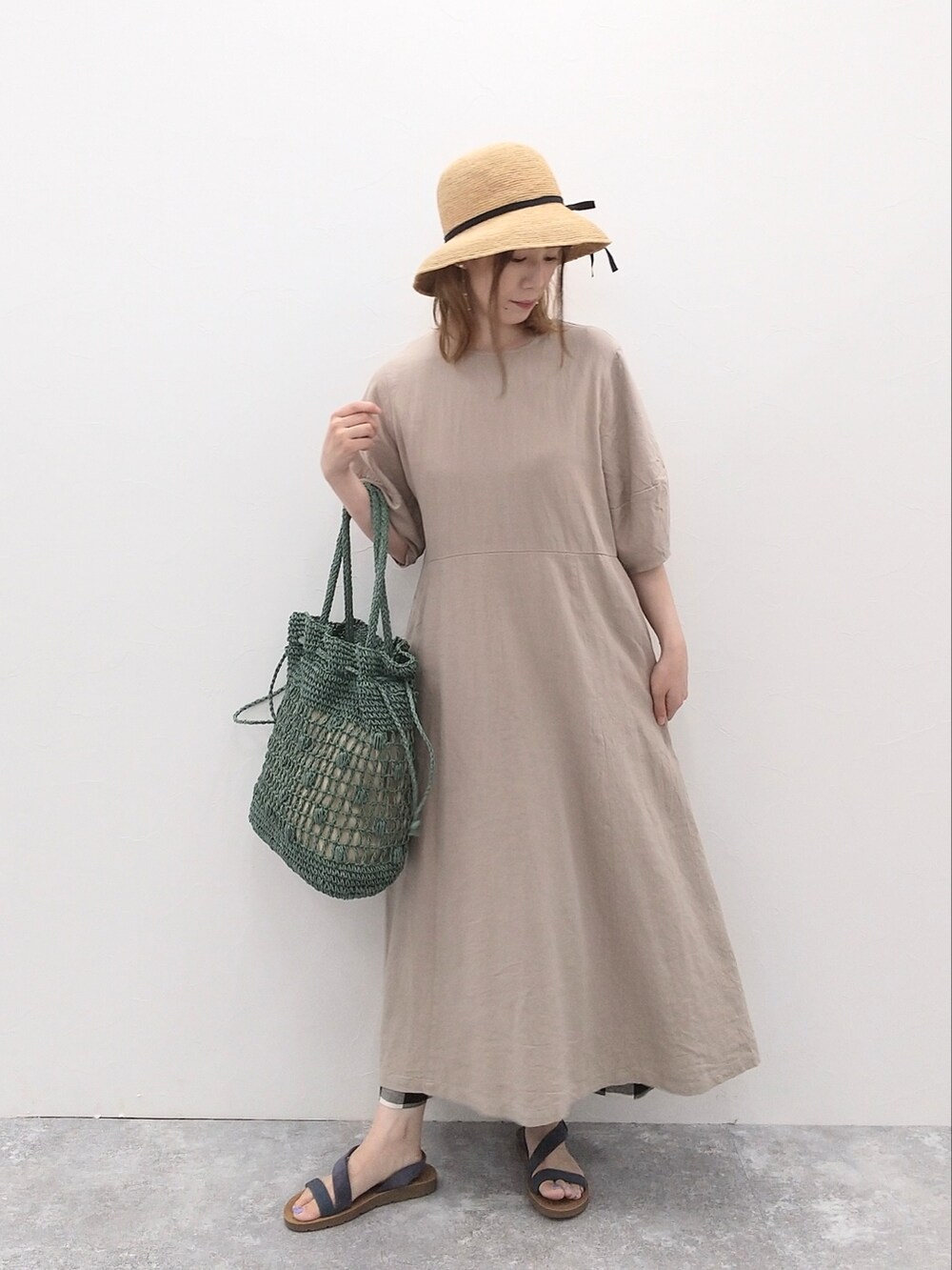 ベージュ系のワンピース、その他のその他パンツ、グリーン系のトートバッグを着用したレディースの夏コーディネートの2枚目の写真