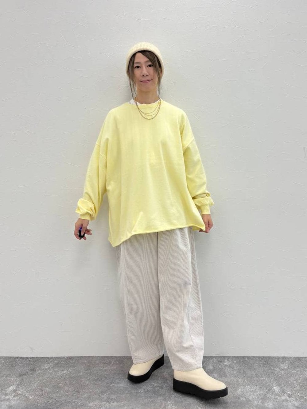 ホワイト系のシャツ/ブラウス、ベージュ系のブーツ、グレー系のその他パンツを着用したレディースの冬コーディネートの2枚目の写真