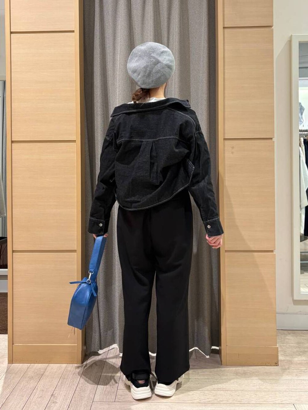 その他のTシャツ/カットソー、ブラック系のスラックス、ブルー系のショルダーバッグを着用したレディースの春コーディネートの2枚目の写真