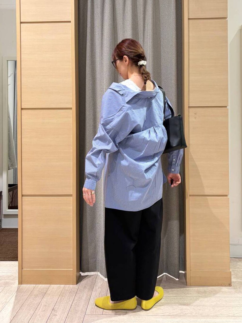 ブラック系のその他パンツ、イエロー系のパンプス、その他のシャツ/ブラウスを着用したレディースの春コーディネートの3枚目の写真