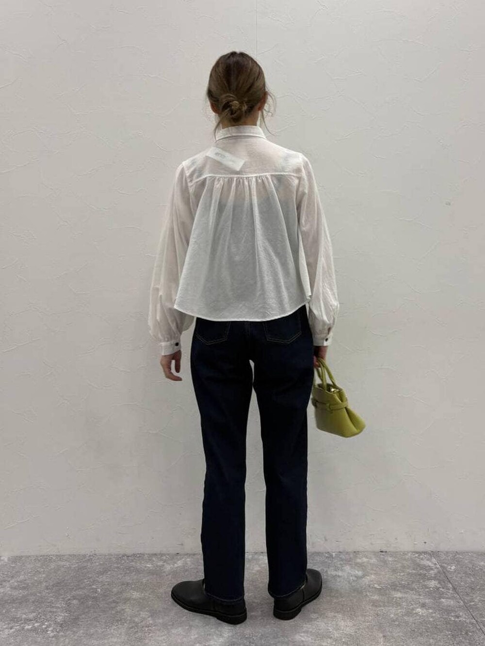 ブルー系のデニムパンツ、ホワイト系のシャツ/ブラウスを着用したレディースの冬コーディネートの3枚目の写真