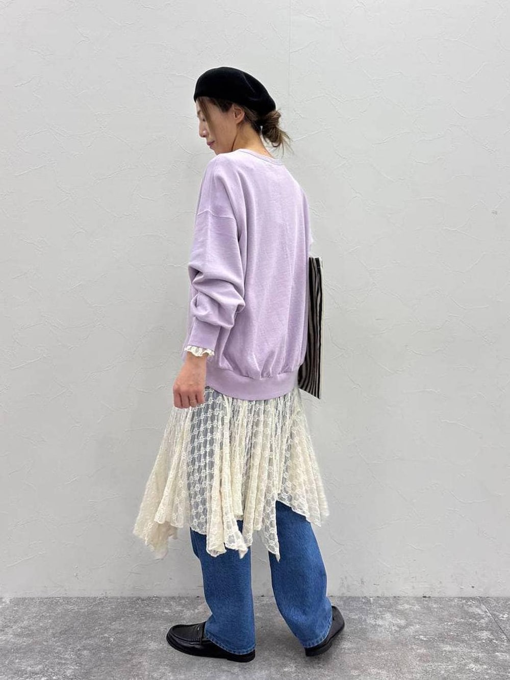 ブラック系のローファー、ベージュ系のトートバッグ、パープル系のスウェットを着用したレディースの春コーディネートの2枚目の写真