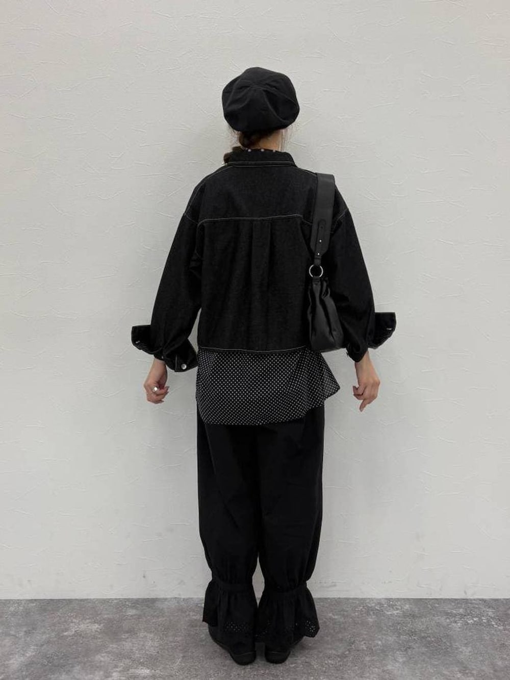 ブラック系のトートバッグ、ブラック系のバレエシューズ、その他のシャツ/ブラウスを着用したレディースの春コーディネートの5枚目の写真