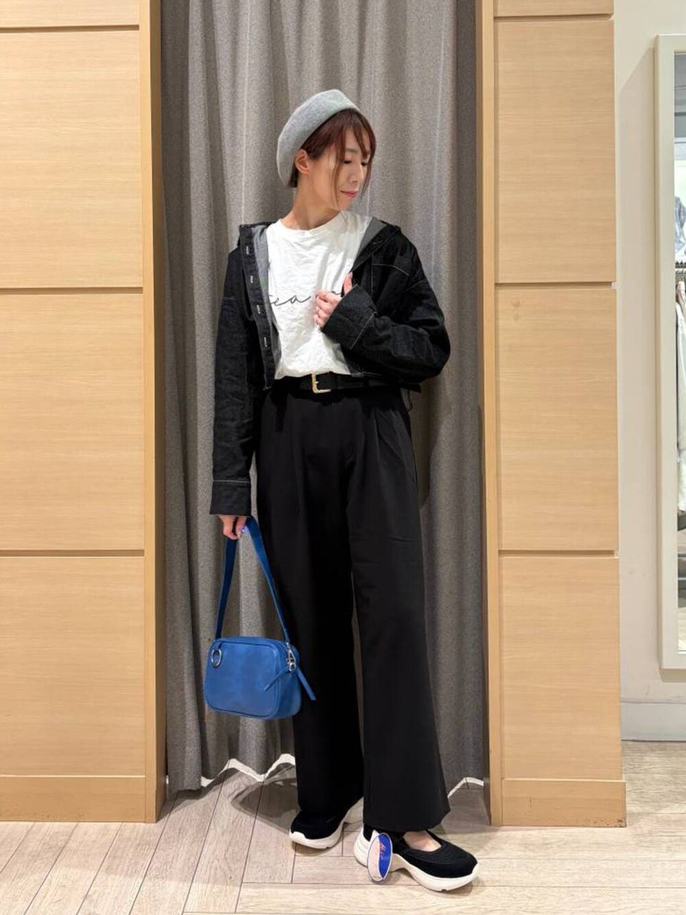 その他のTシャツ/カットソー、ブラック系のスラックス、ブルー系のショルダーバッグを着用したレディースの春コーディネートの4枚目の写真