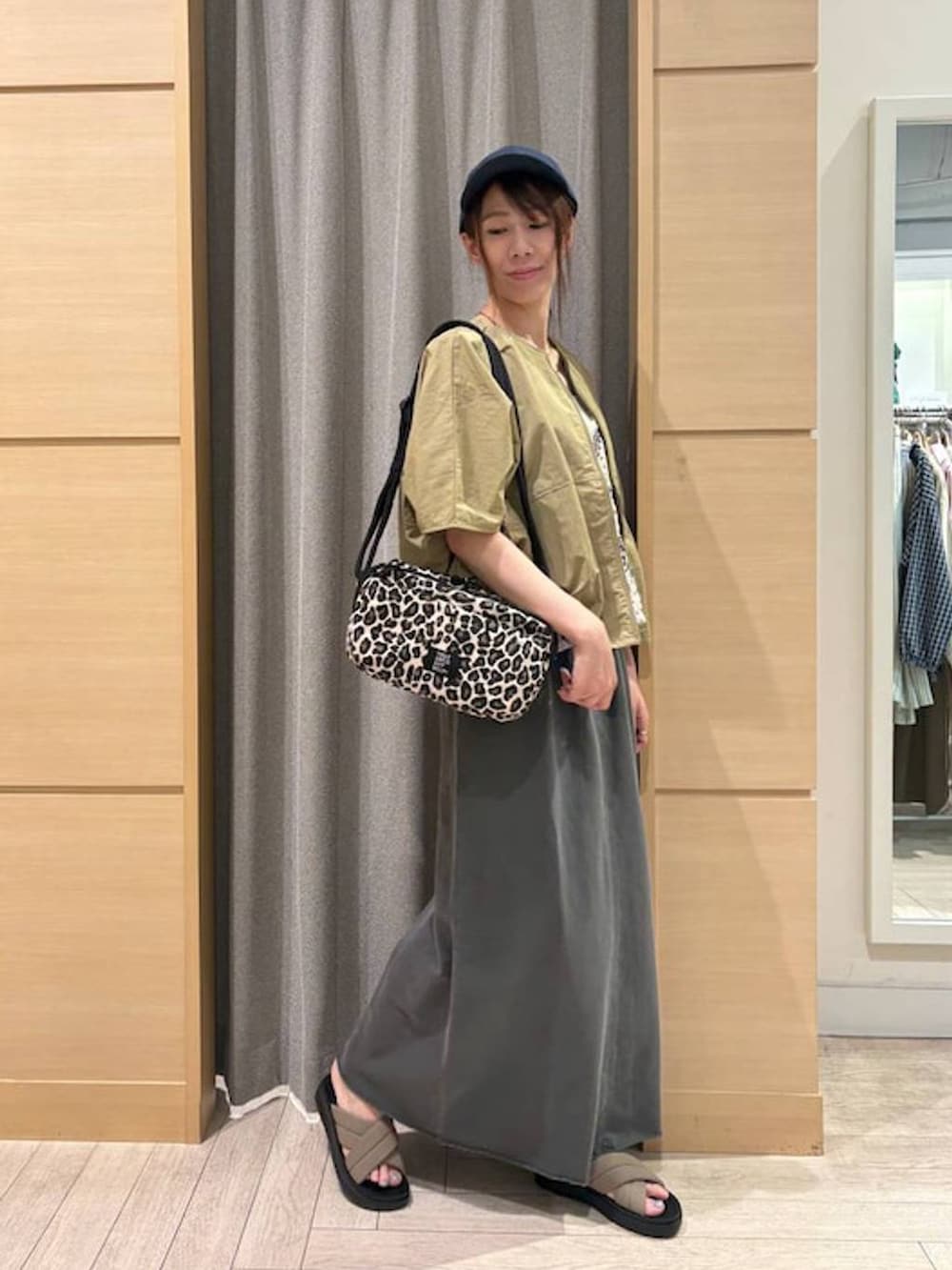 その他のベスト、ベージュ系のサンダル、ホワイト系のタンクトップを着用したレディースの夏コーディネートの2枚目の写真