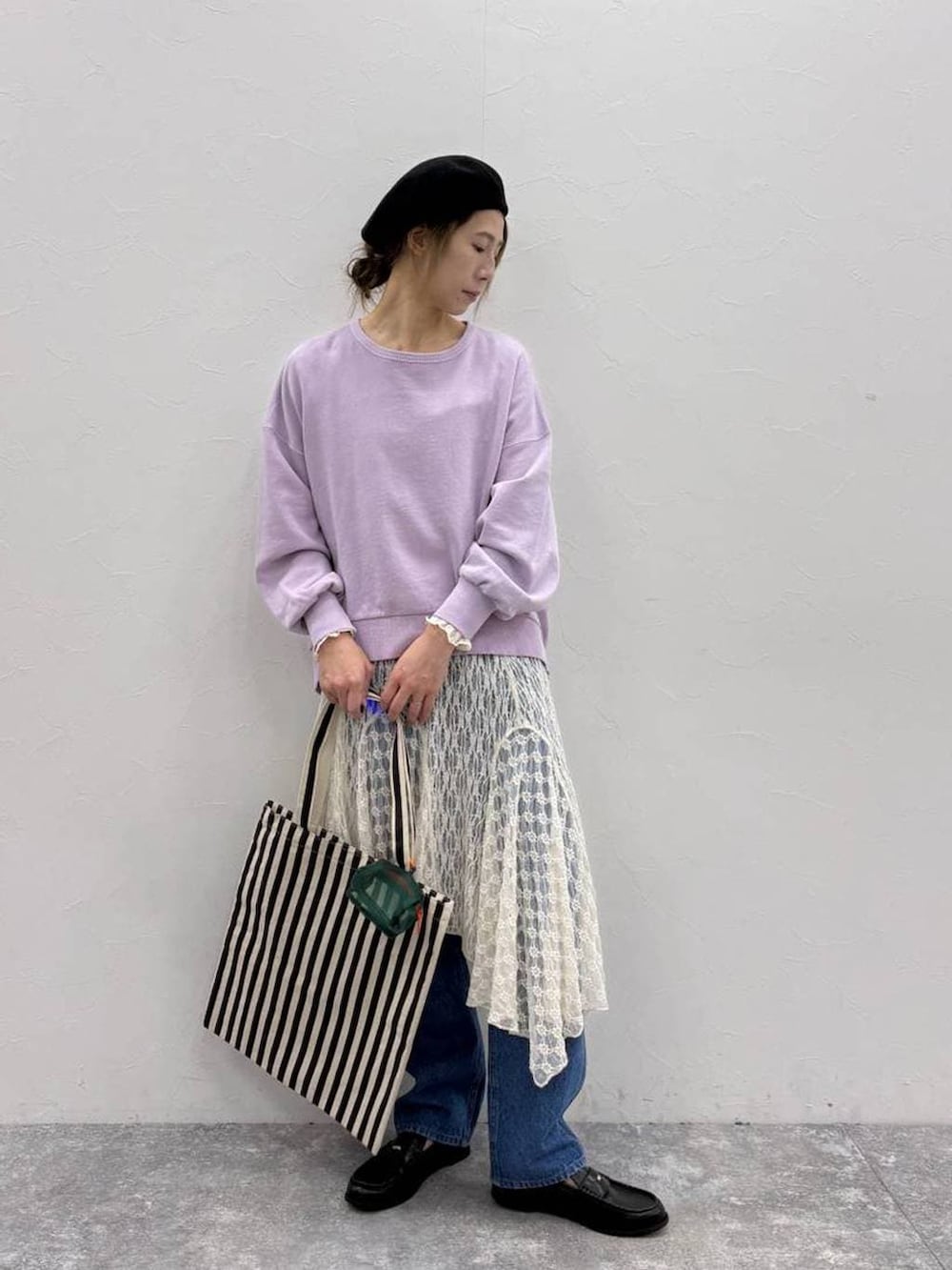 ブラック系のローファー、ベージュ系のトートバッグ、パープル系のスウェットを着用したレディースの春コーディネートの5枚目の写真