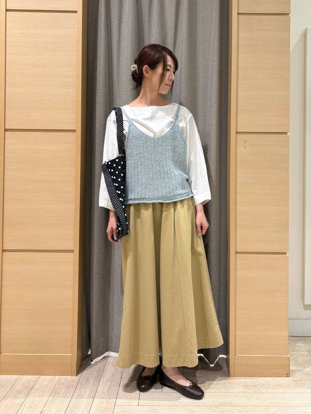 ブラウン系のその他シューズ、ベージュ系のスカート、ホワイト系のシャツ/ブラウスを着用したレディースの春コーディネートの4枚目の写真