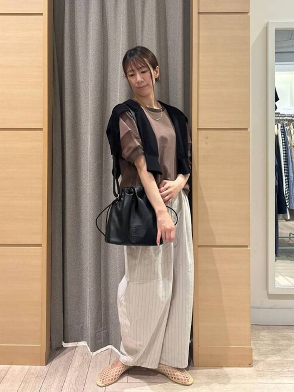 ブラック系のカーディガン/ボレロ、ブラウン系のTシャツ/カットソー、その他のその他パンツを着用したレディースの春コーディネートの4枚目の写真