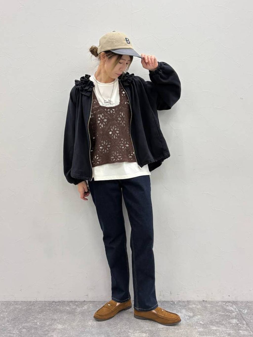 ブラウン系のベスト、ブラック系のブルゾン、ベージュ系のTシャツ/カットソーを着用したレディースの春コーディネートの5枚目の写真