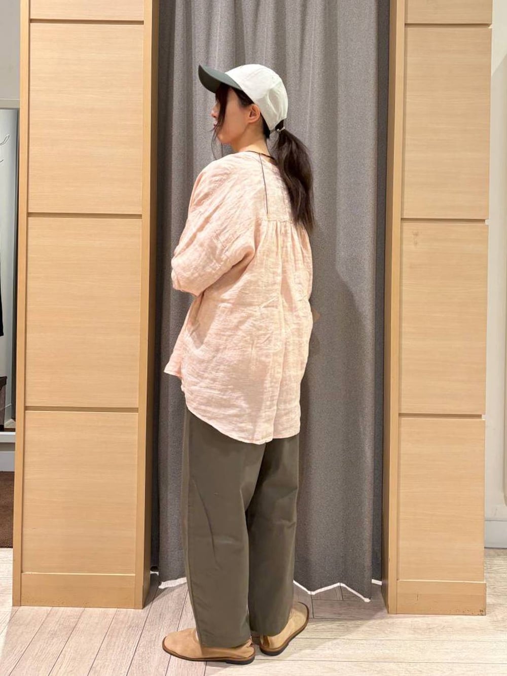 オレンジ系のシャツ/ブラウス、グリーン系のその他パンツ、ベージュ系のパンプスを着用したレディースの夏コーディネートの3枚目の写真