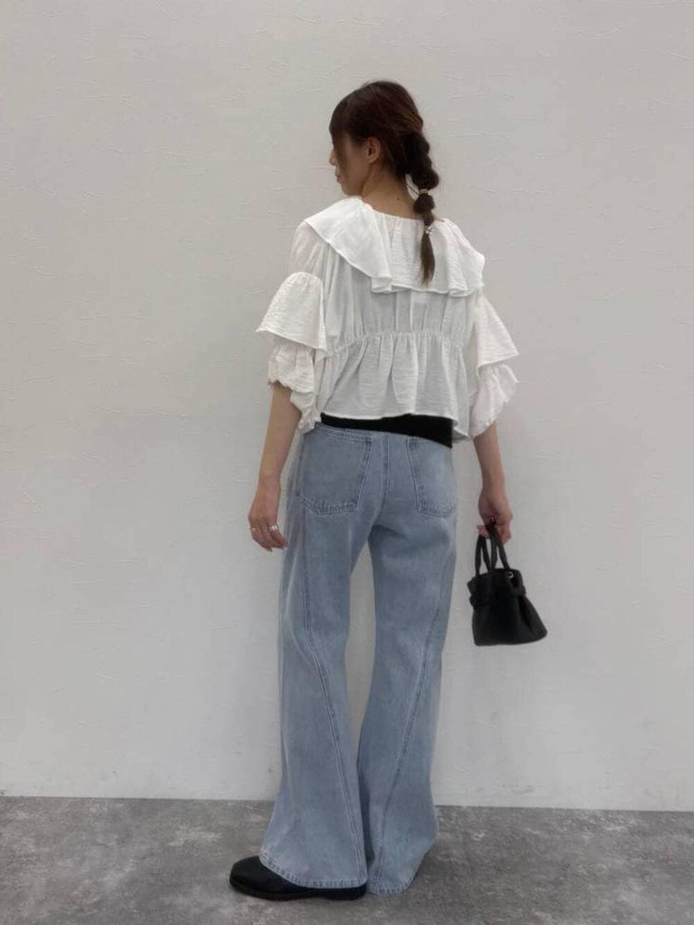 ブラック系のスリッポン、ブラック系のショルダーバッグ、ブラック系のタンクトップを着用したレディースの春コーディネートの4枚目の写真