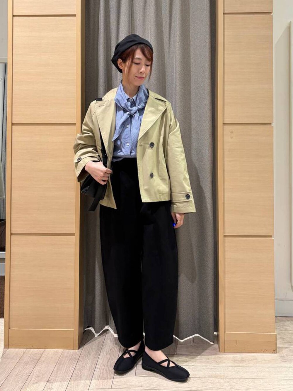 ブラック系のその他パンツ、ブラック系のショルダーバッグ、その他のシャツ/ブラウスを着用したレディースの春コーディネートの3枚目の写真