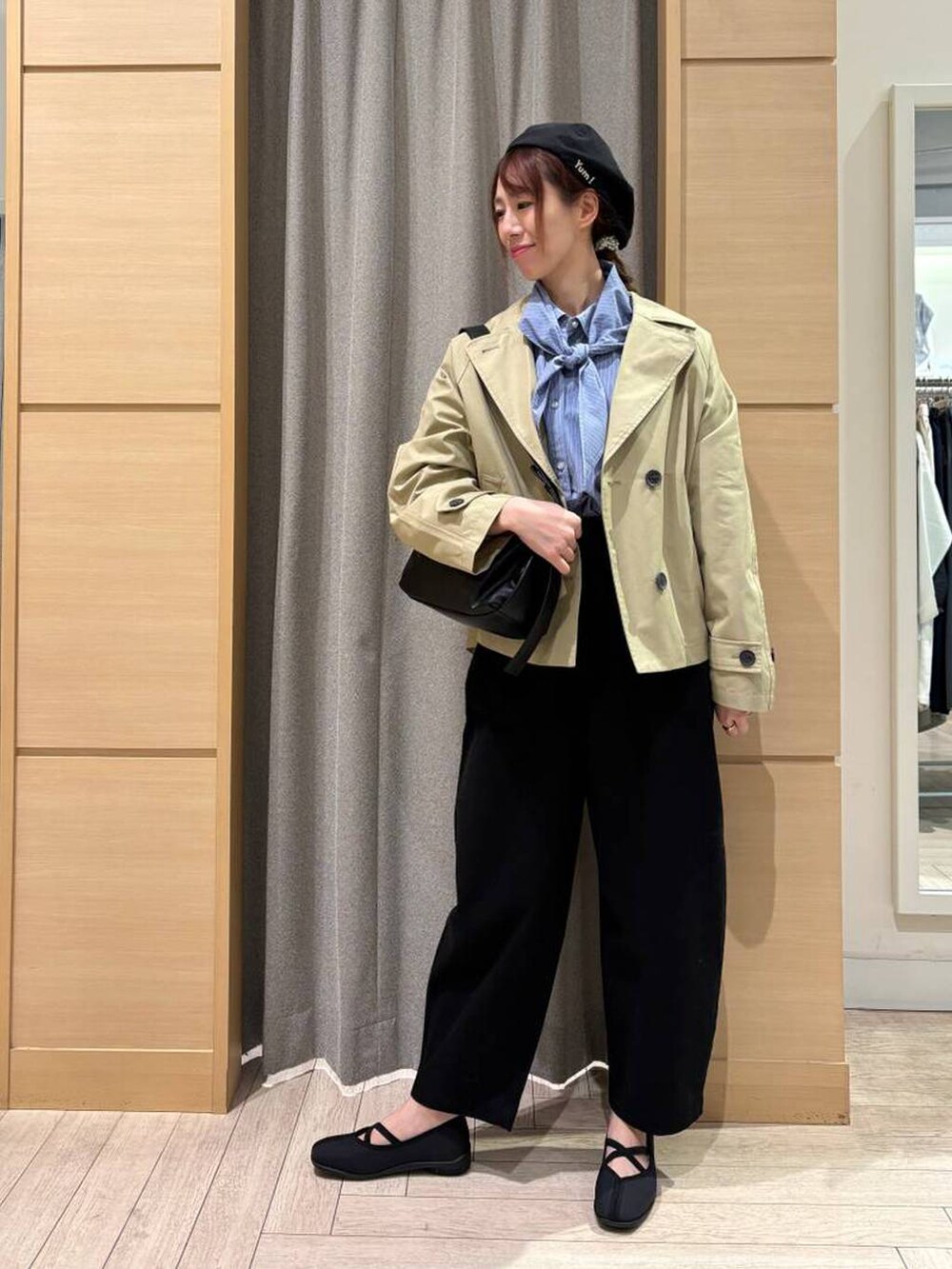 ブラック系のその他パンツ、ブラック系のショルダーバッグ、その他のシャツ/ブラウスを着用したレディースの春コーディネートの5枚目の写真