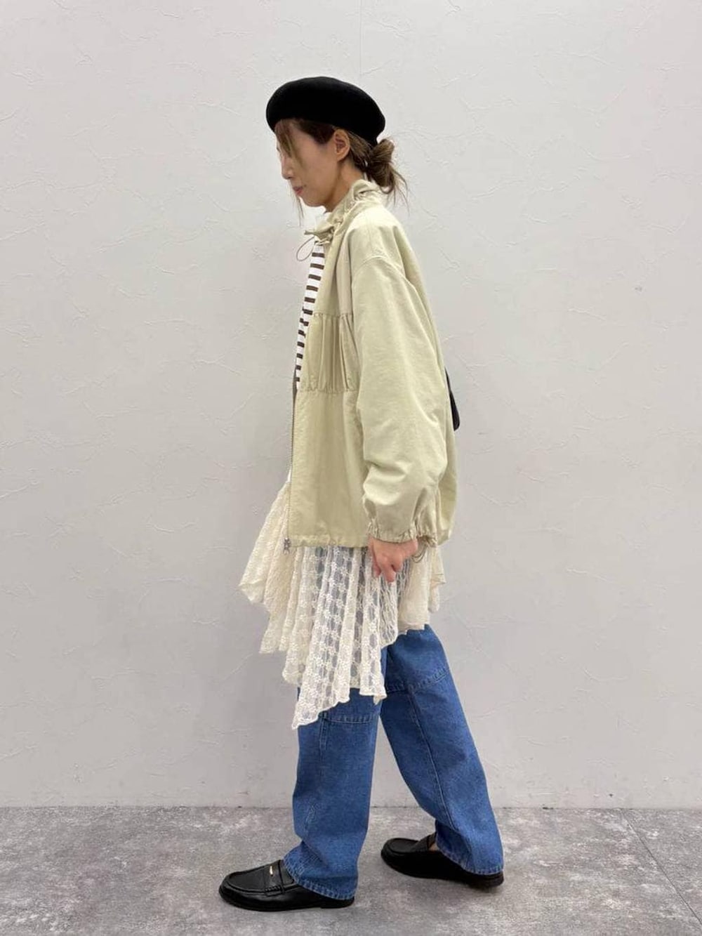 ブラック系のトートバッグ、ブラック系のローファー、ベージュ系のワンピースを着用したレディースの春コーディネートの2枚目の写真