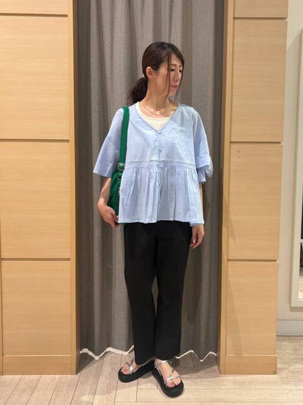 ブラック系のその他パンツ、シルバー系のサンダル、グリーン系のトートバッグを着用したレディースの夏コーディネートの4枚目の写真