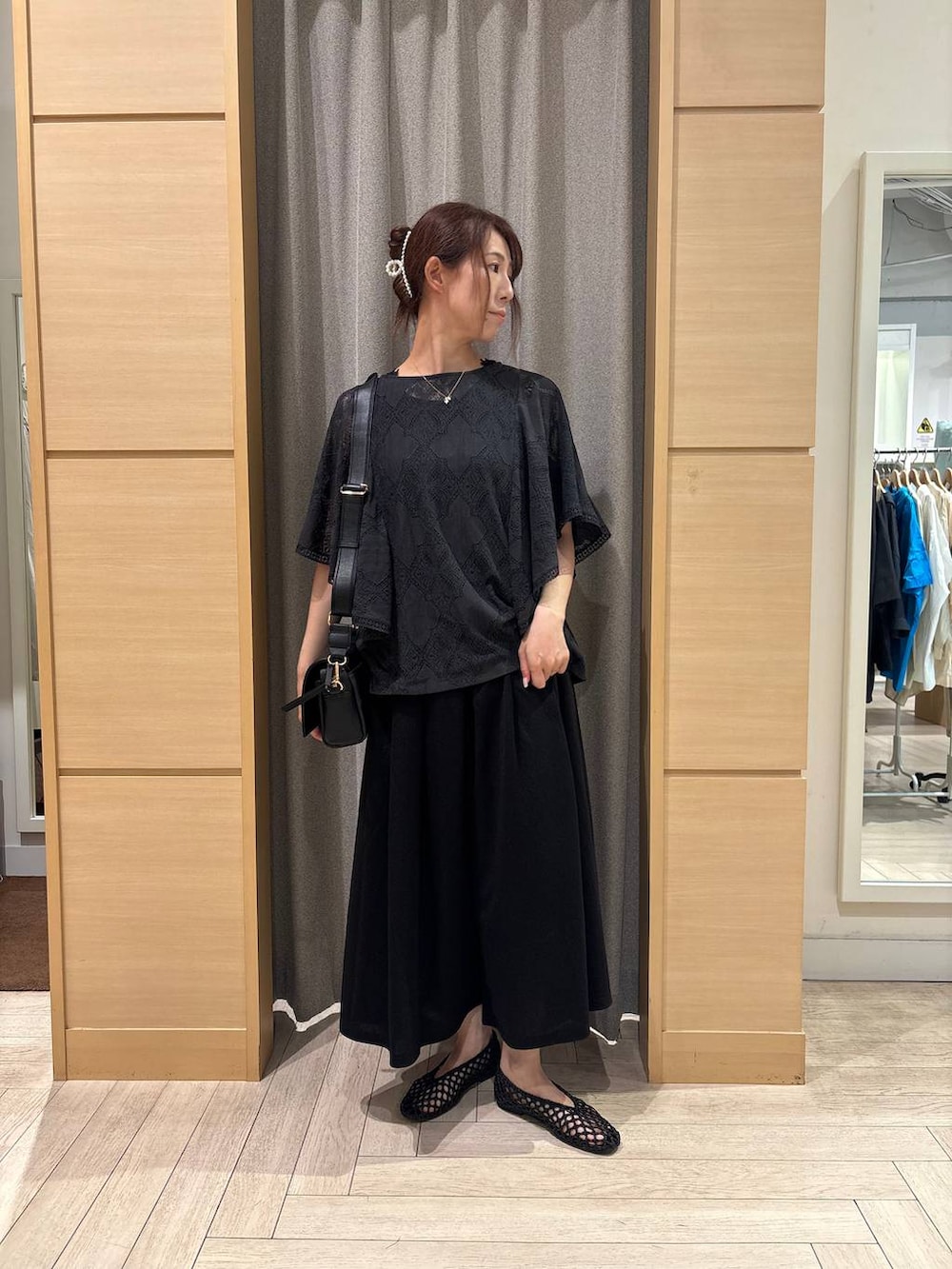 グレー系のシャツ/ブラウス、ブラック系のショルダーバッグ、ブラック系のタンクトップを着用したレディースの夏コーディネートの5枚目の写真
