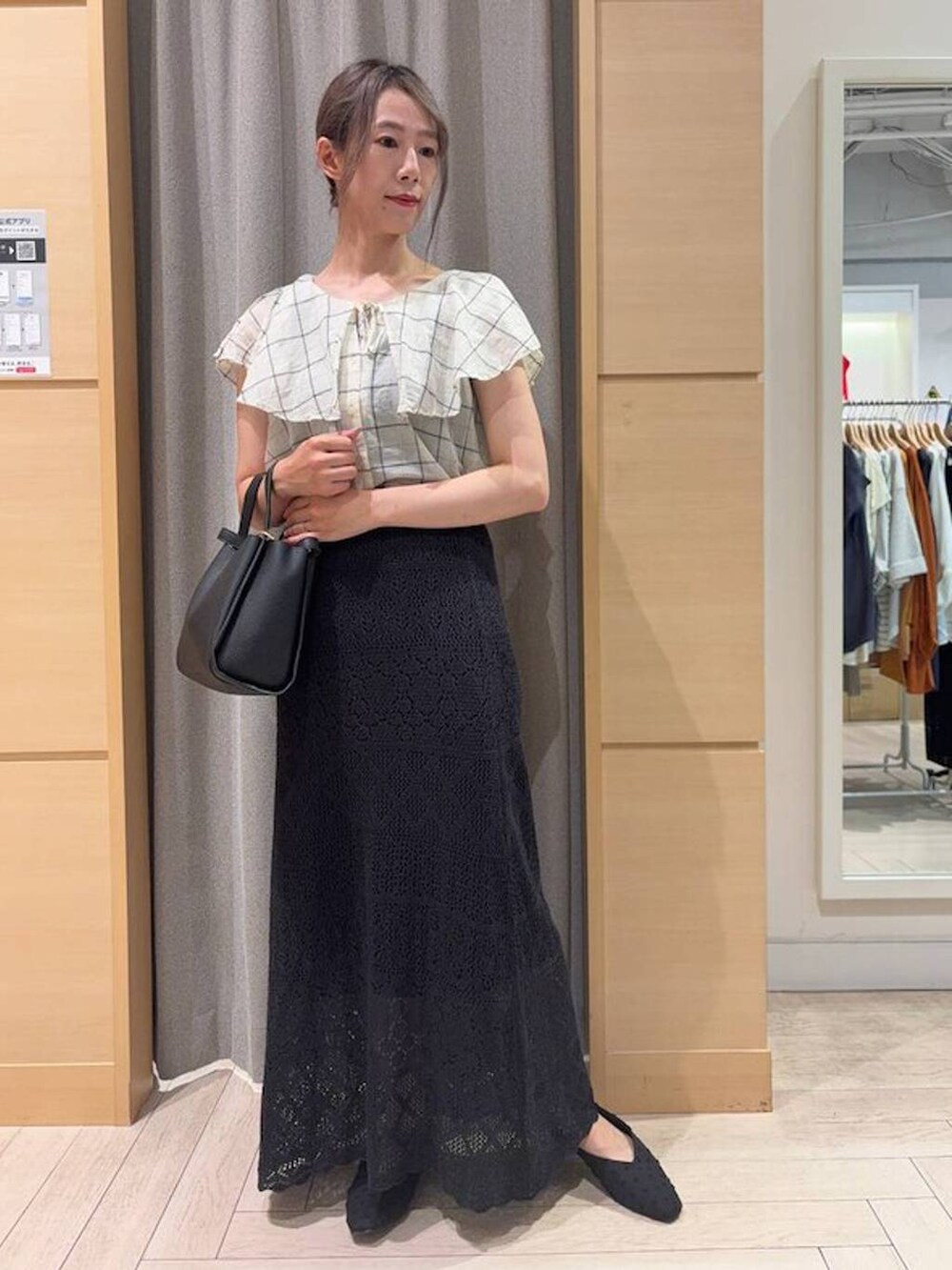 その他のシャツ/ブラウス、ブラック系のスカート、ブラック系のショルダーバッグを着用したレディースの秋コーディネートの3枚目の写真