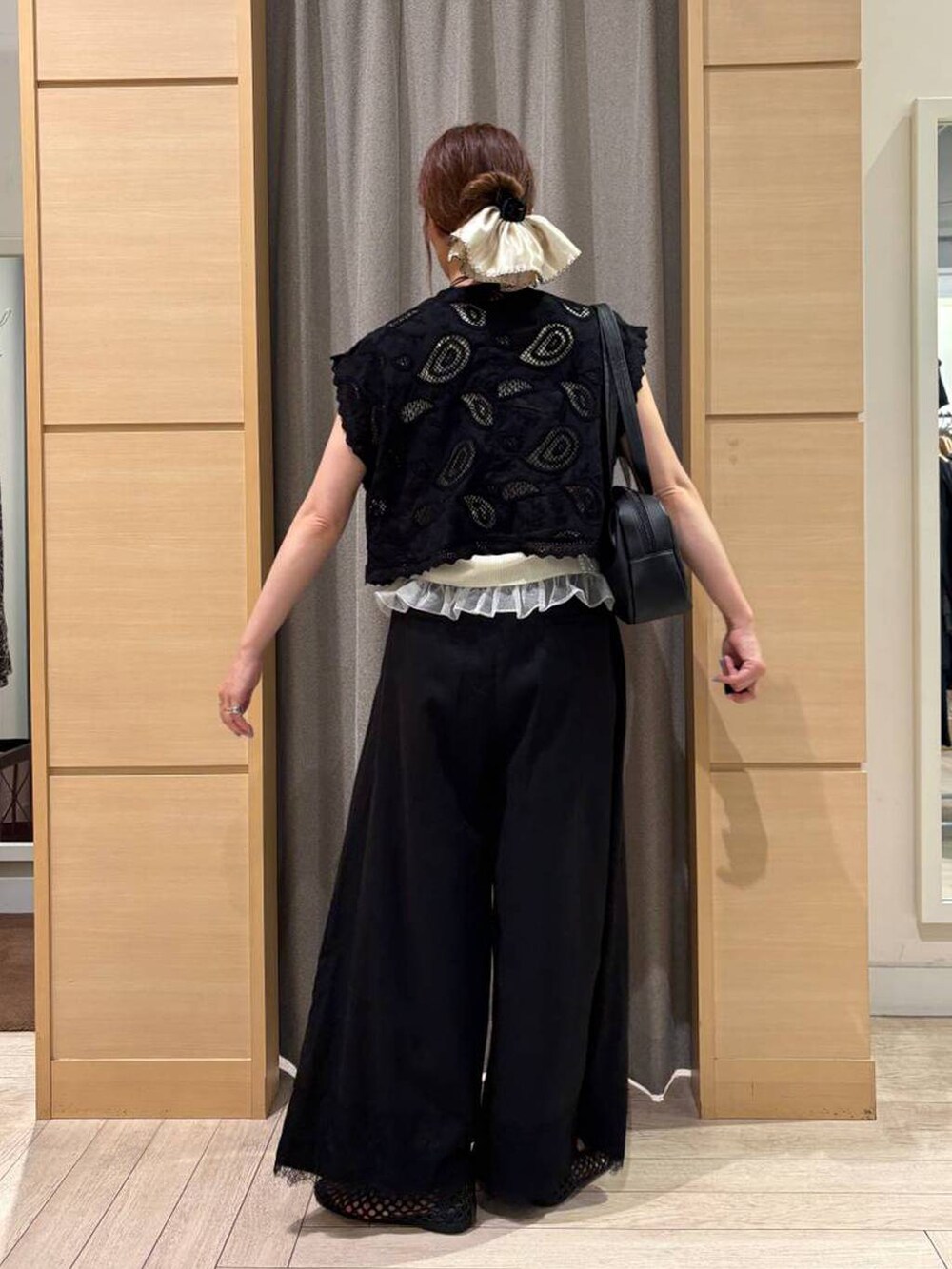 ブラック系のその他パンツ、ブラック系のショルダーバッグ、ブラック系のベストを着用したレディースの夏コーディネートの2枚目の写真
