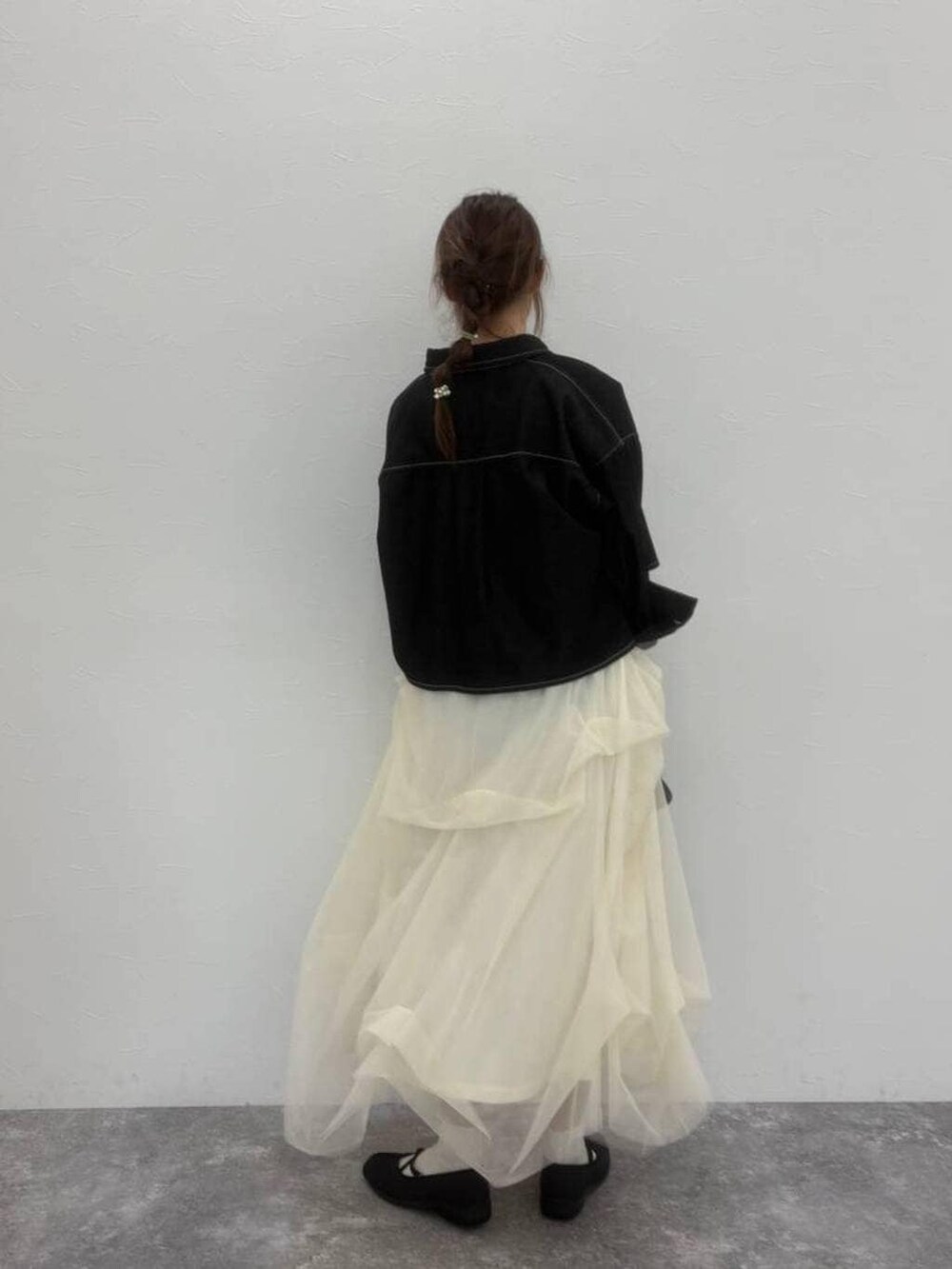 ブラック系のショルダーバッグ、ブラック系のバレエシューズ、ブラック系のデニムジャケットを着用したレディースの春コーディネートの6枚目の写真