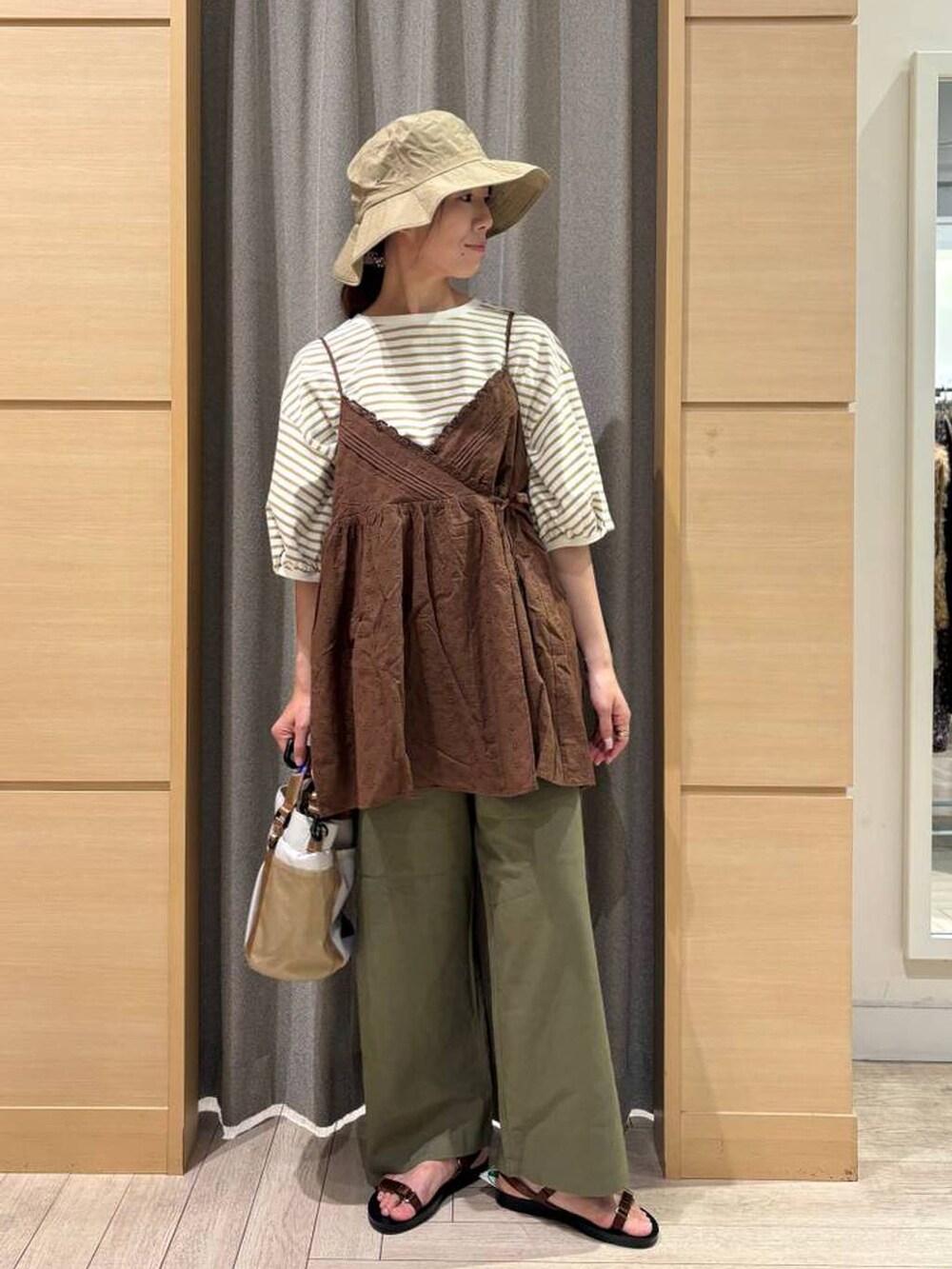 ブラウン系のサンダル、グリーン系のその他パンツ、その他のTシャツ/カットソーを着用したレディースの夏コーディネートの4枚目の写真