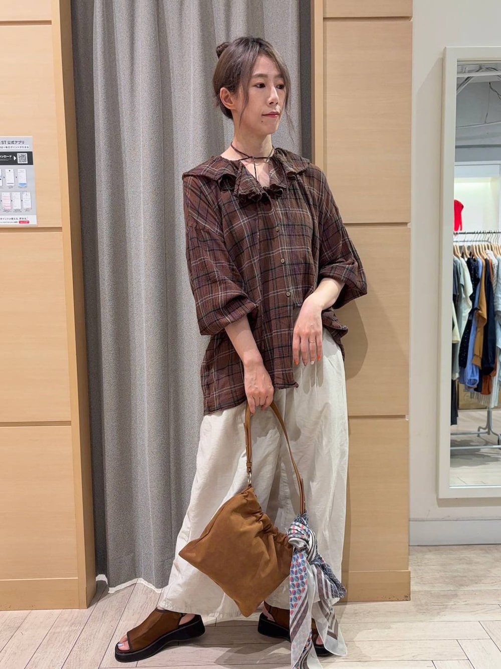 ブラウン系のシャツ/ブラウス、ブラウン系のサンダル、ベージュ系のその他パンツを着用したレディースの秋コーディネートの2枚目の写真