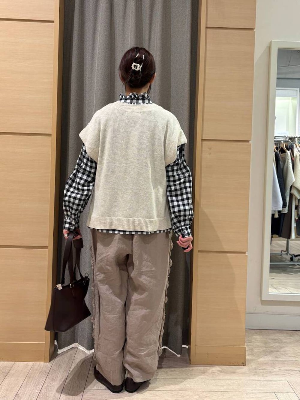 ブラウン系のその他シューズ、ベージュ系のその他パンツ、ブラウン系のトートバッグを着用したレディースの春コーディネートの2枚目の写真