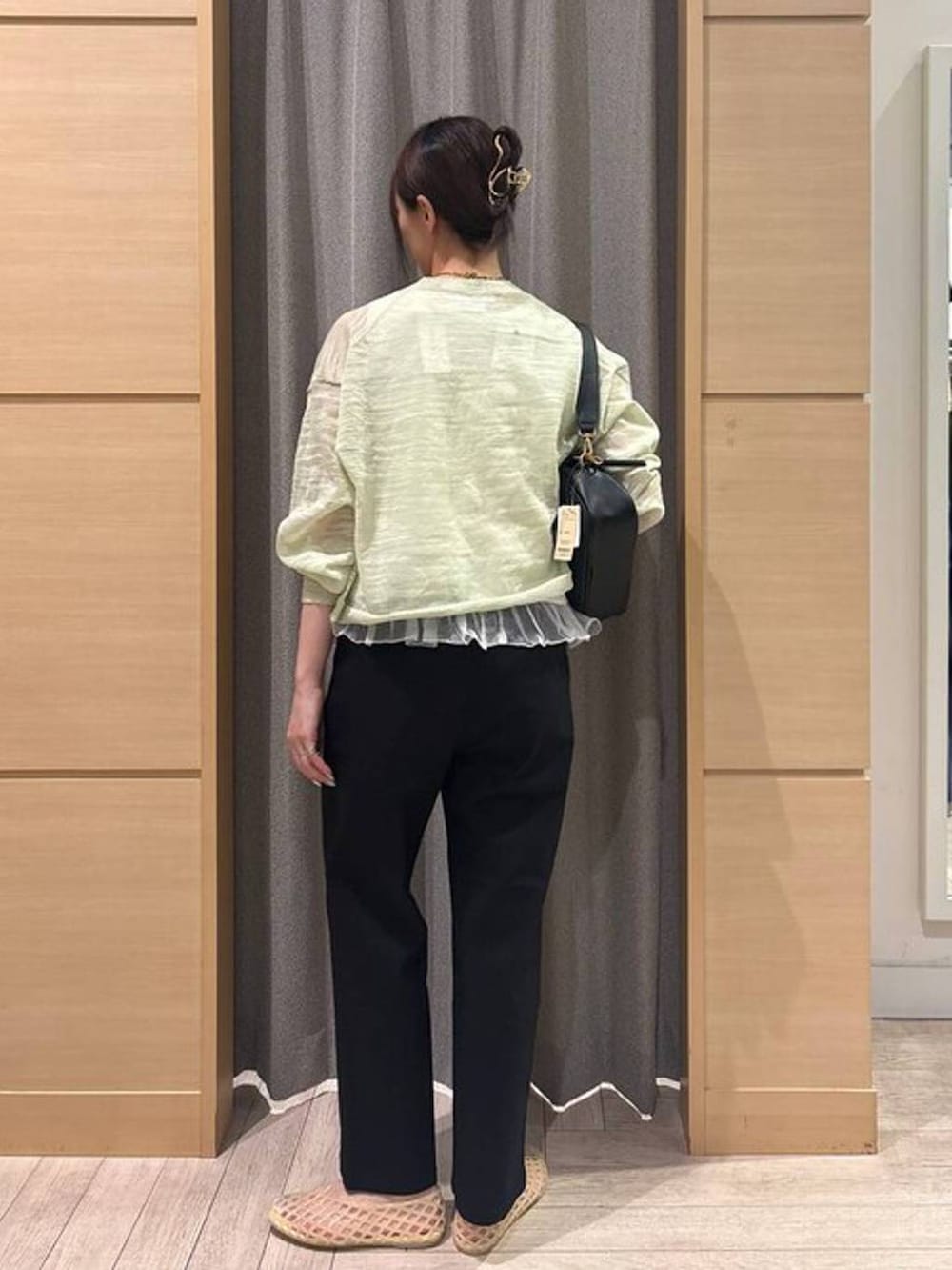 ブラック系のその他パンツ、ブラック系のショルダーバッグ、ベージュ系のパンプスを着用したレディースの春コーディネートの3枚目の写真