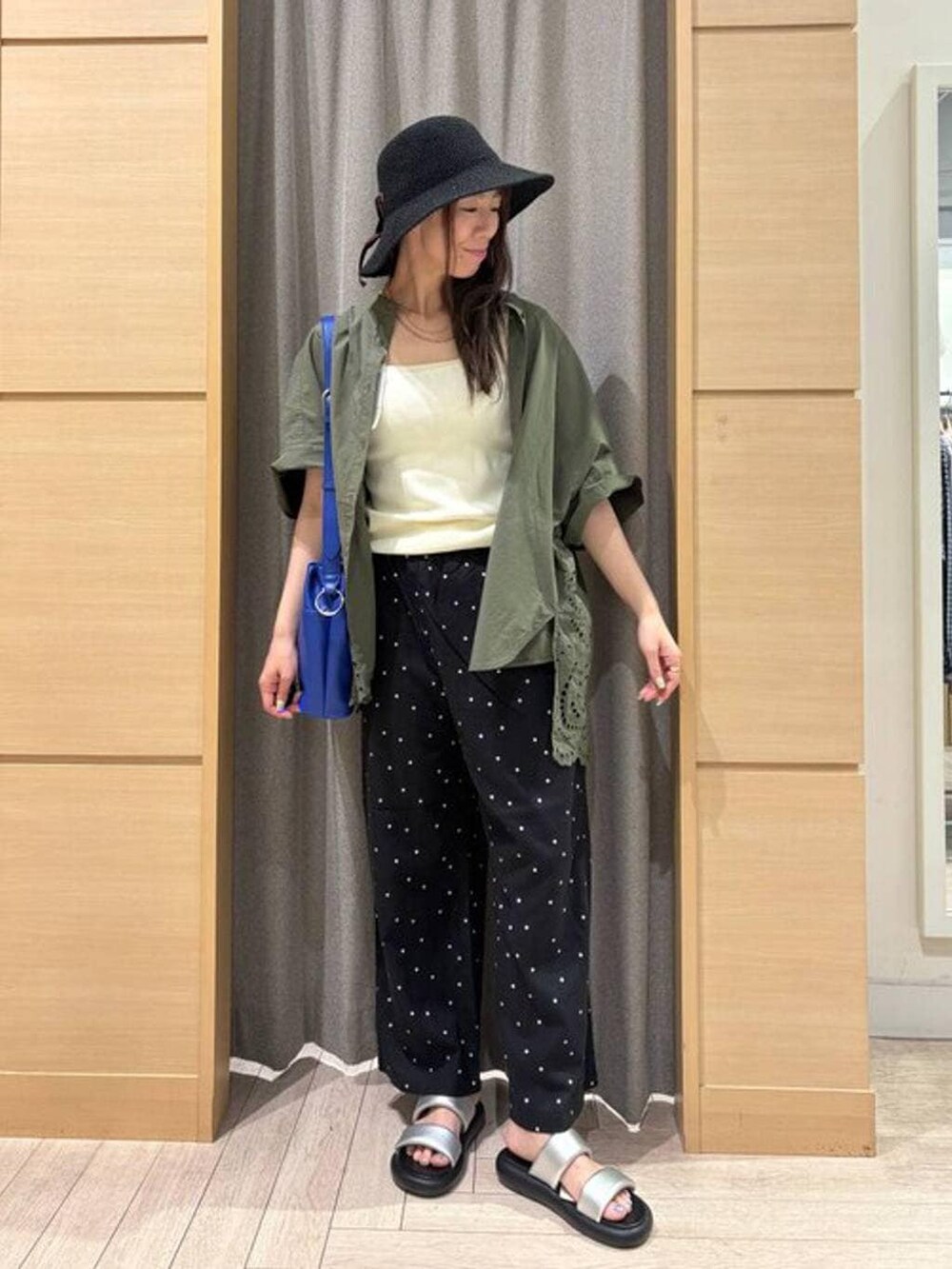 ホワイト系のタンクトップ、その他のその他パンツ、その他のサンダルを着用したレディースの夏コーディネートの5枚目の写真