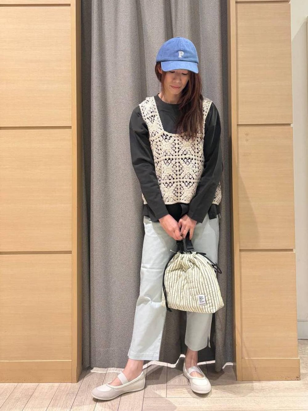 ベージュ系のベスト、その他のTシャツ/カットソー、グリーン系のショルダーバッグを着用したレディースの春コーディネートの2枚目の写真