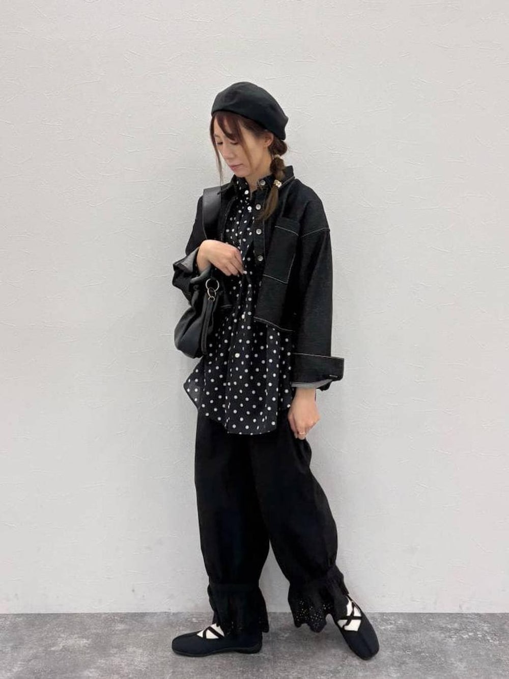 ブラック系のトートバッグ、ブラック系のバレエシューズ、その他のシャツ/ブラウスを着用したレディースの春コーディネートの4枚目の写真