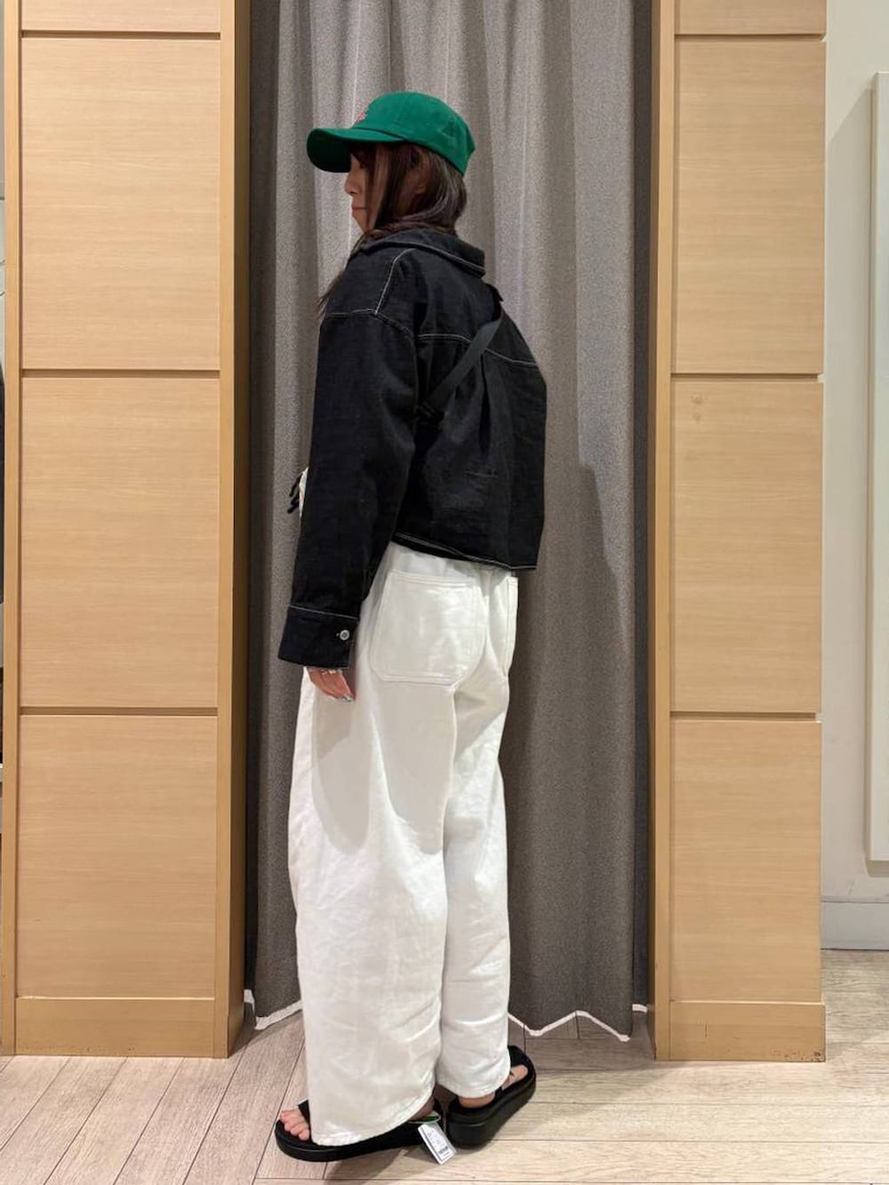 ホワイト系のデニムパンツ、ブラック系のサンダル、ブラック系のシャツ/ブラウスを着用したレディースの春コーディネートの5枚目の写真