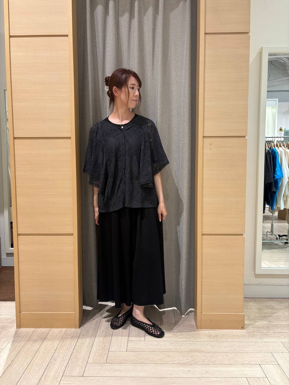グレー系のシャツ/ブラウス、ブラック系のショルダーバッグ、ブラック系のタンクトップを着用したレディースの夏コーディネートの6枚目の写真