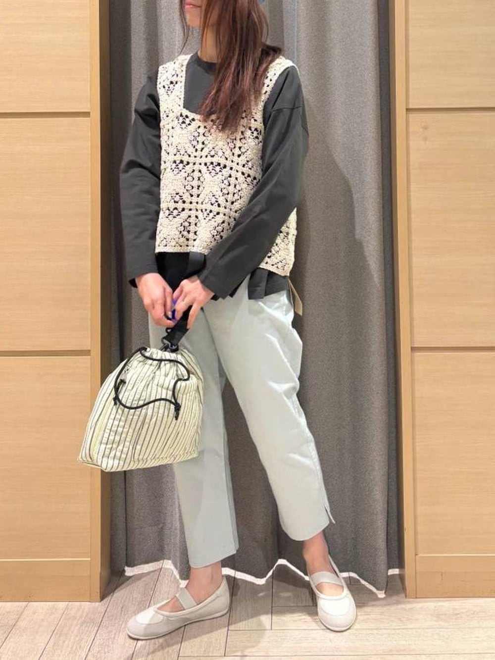 ベージュ系のベスト、その他のTシャツ/カットソー、グリーン系のショルダーバッグを着用したレディースの春コーディネートの6枚目の写真