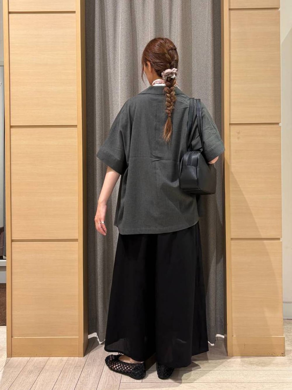 ブラック系のショルダーバッグ、グレー系のテーラードジャケット、ブラック系のその他パンツを着用したレディースの秋コーディネートの2枚目の写真