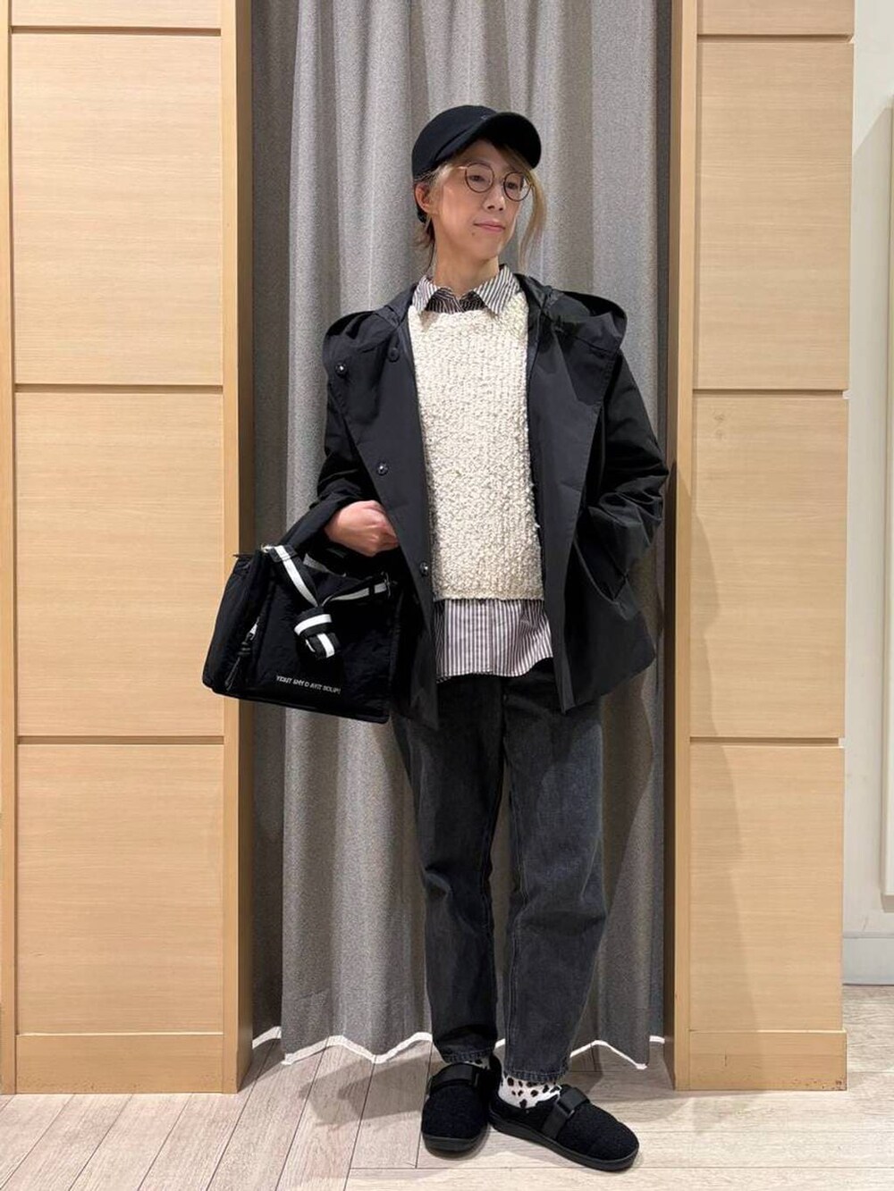 ブラック系のブルゾン、ブラック系のデニムパンツ、その他のシャツ/ブラウスを着用したレディースの秋コーディネートの3枚目の写真