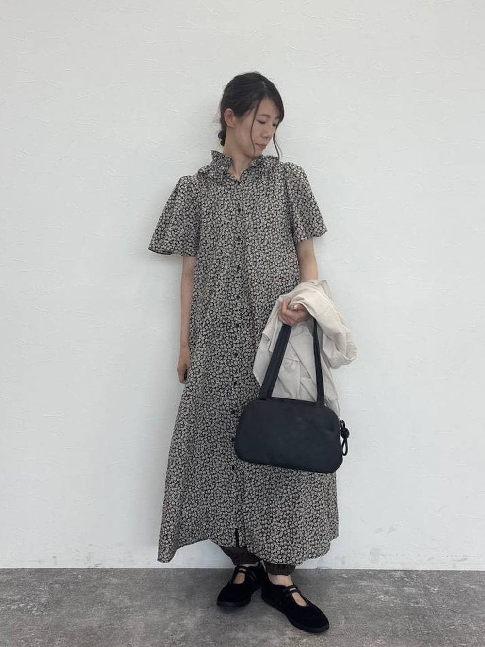 ブラック系のショルダーバッグ、グレー系のシャツ/ブラウス、グレー系のその他パンツを着用したレディースの秋コーディネートの2枚目の写真