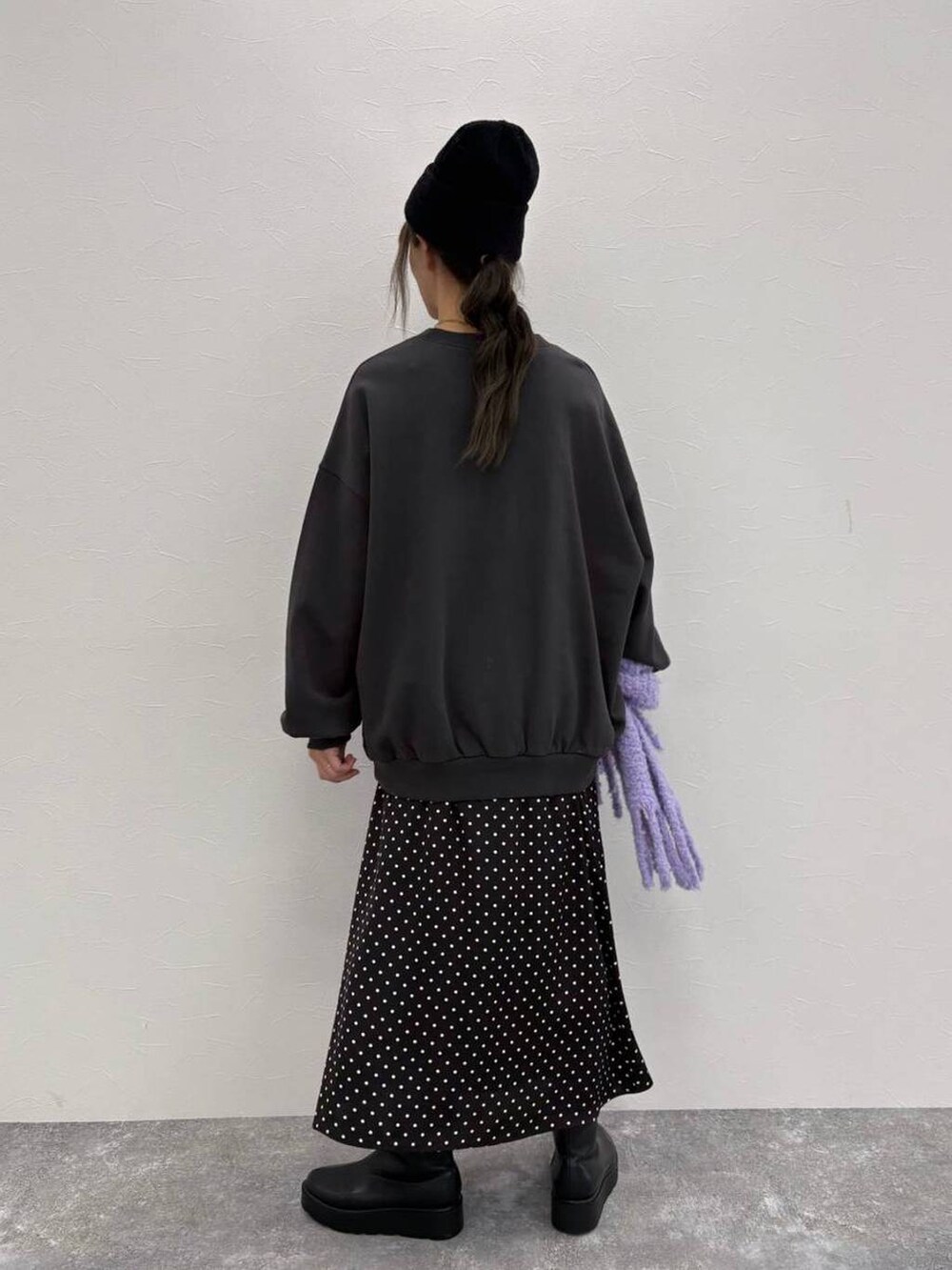 ブラック系のブーツ、その他のスカート、ブラック系のスウェットを着用したレディースの冬コーディネートの3枚目の写真