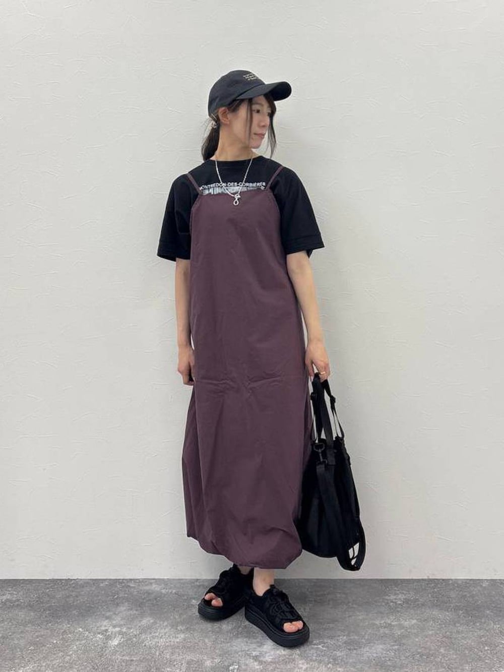 ブラック系のサンダル、ブラック系のTシャツ/カットソー、ブラック系のショルダーバッグを着用したレディースの夏コーディネートの6枚目の写真