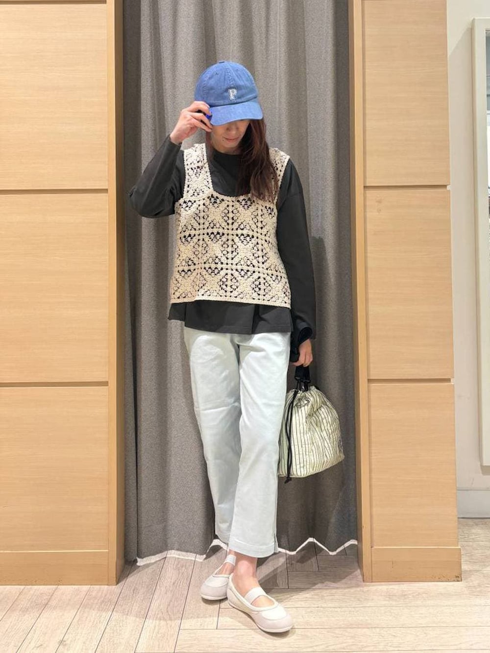 ベージュ系のベスト、その他のTシャツ/カットソー、グリーン系のショルダーバッグを着用したレディースの春コーディネートの5枚目の写真