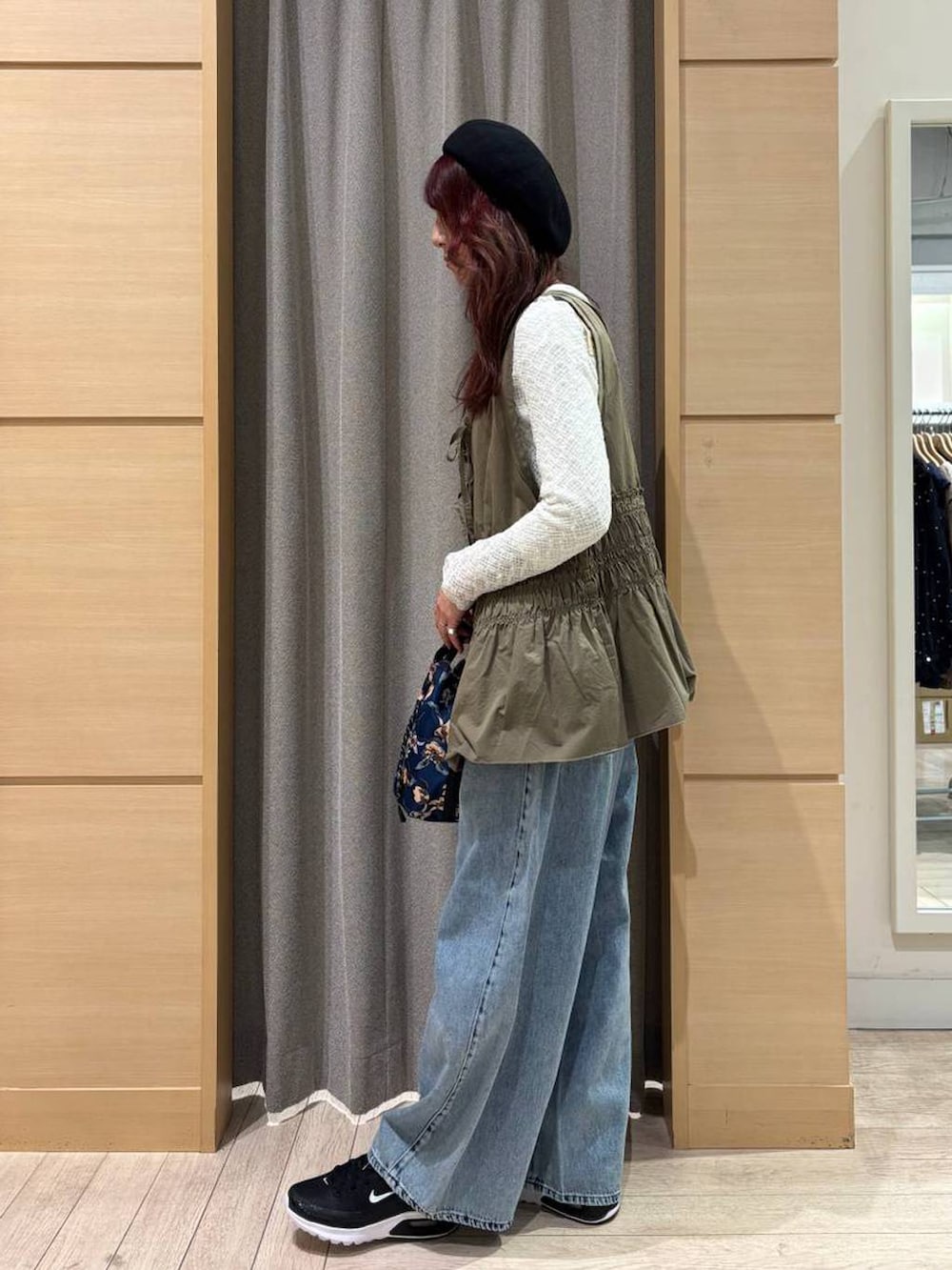 ブルー系のデニムパンツ、ホワイト系のTシャツ/カットソー、グリーン系のベストを着用したレディースの春コーディネートの2枚目の写真