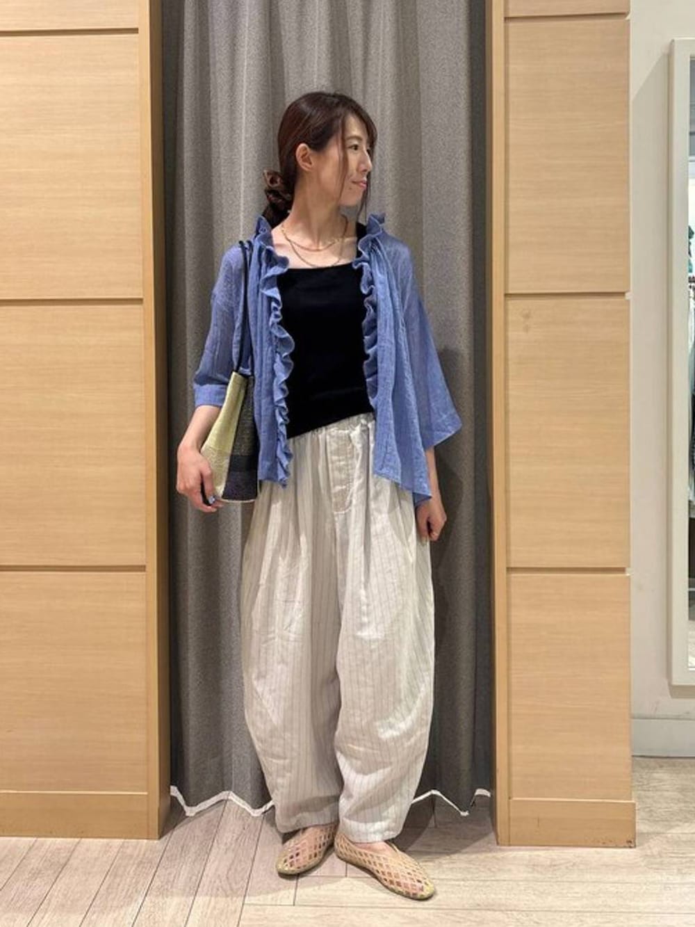 ブラック系のトートバッグ、ブラック系のタンクトップ、その他のその他パンツを着用したレディースの夏コーディネートの4枚目の写真