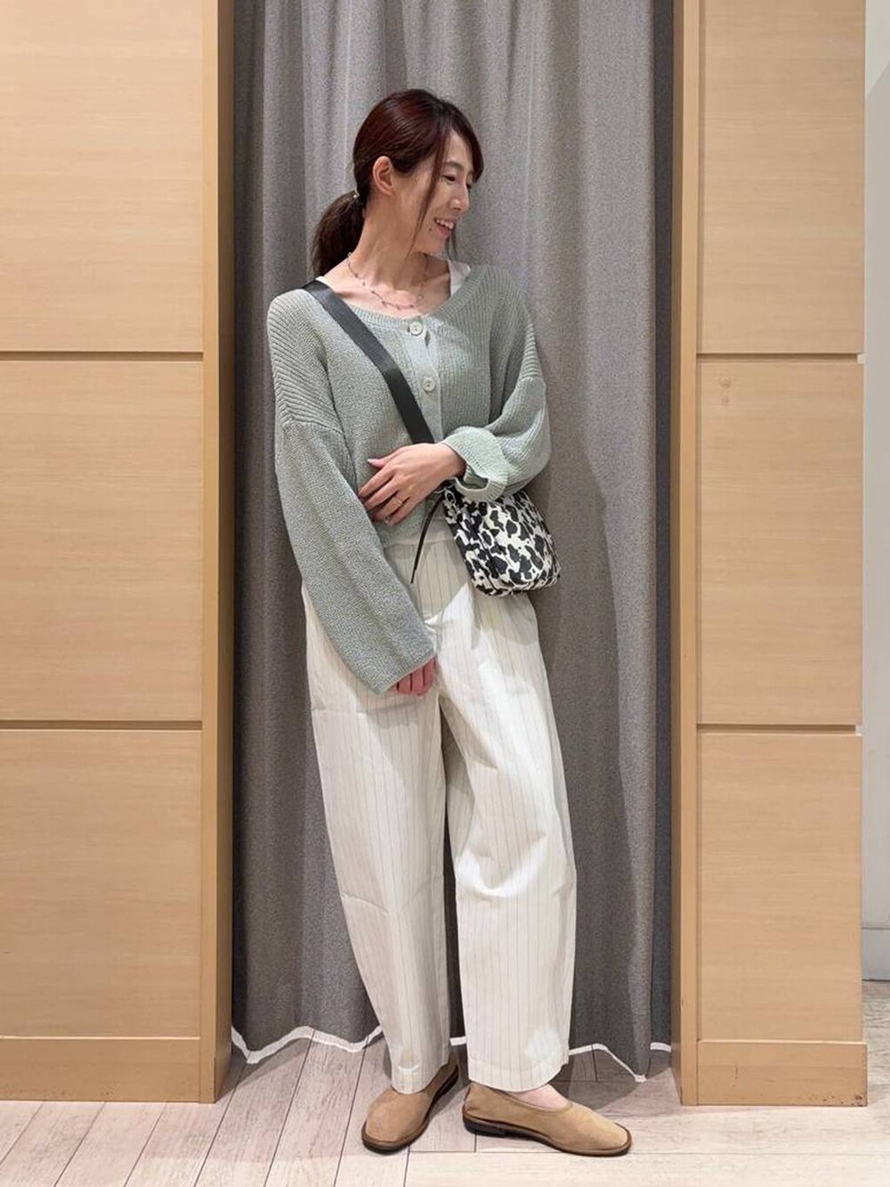 その他のその他パンツ、ベージュ系のパンプス、ホワイト系のタンクトップを着用したレディースの春コーディネートの4枚目の写真